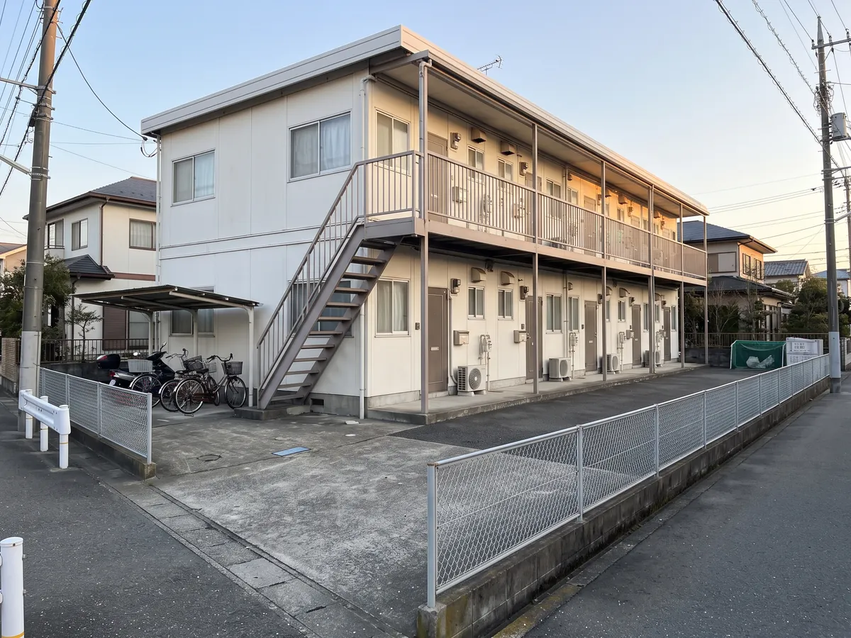2階建ての寮の外観